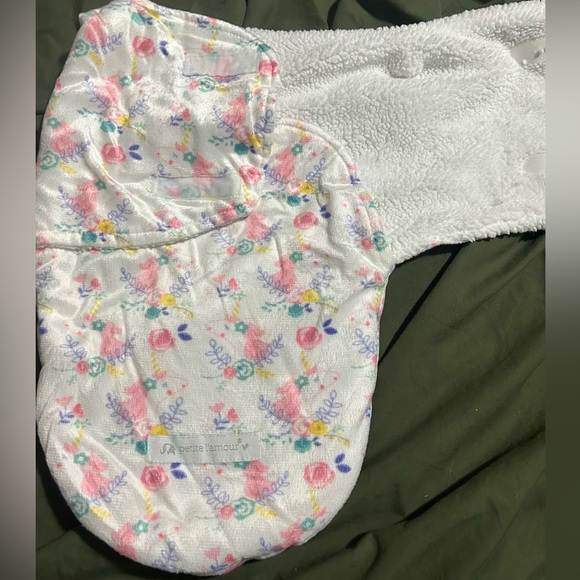 Petite L’amour flower swaddle fluffy inside - Picture 3 of 7